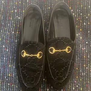 Gucci black velvet logo loafer good condition!!